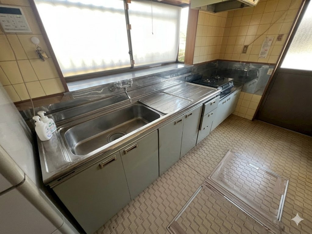 【現地写真】シンク・作業台・コンロが一直線で、動線がシンプル。調理がとにかくスムーズに運びます。調理台がしっかり取れていて、下ごしらえ・盛り付け・片付けが同時進行しやすいキッチンです。