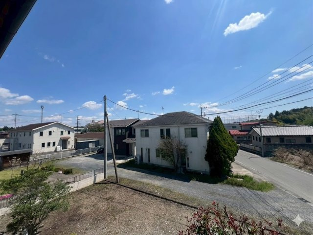 【現地写真】2階バルコニーからの展望。角地のため開放的です。