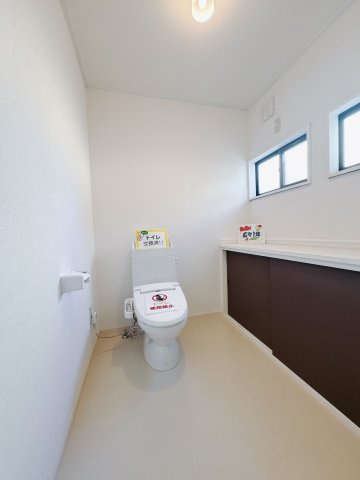 ■トイレ｜1階と2階にトイレがございます♪壁には小物を置けるスペースがあるのでトイレットペーパーのストックを置いておくのにも便利です♪写真などを飾ってもおしゃれですね♪
