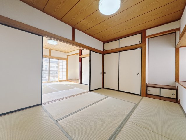 ■和室｜扉付きの和室なのでプライベートな空間にもなります。ご両親がお泊りになっても、ぬくもりを感じられる和室でゆっくりとお寛ぎいただけます♪