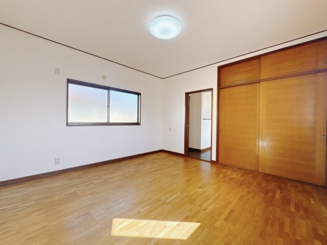■洋室｜ほっと安らぐ落ち着いたナチュラルな色合い。ウッドの質感でお部屋も心もやさしいぬくもりに包まれます。明るい日差しが降り注ぐお部屋に、居心地の良さを感じます♪