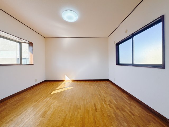 ■洋室｜広い寝室ならインテリアも自由自在にお楽しみいただけます。お外から帰ってきた後は寝室でゆっくり自分の時間をお過ごしください♪