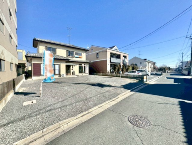 ■外観｜周囲の見渡しが良く、車の出入りの際も安全確認がしやすいため、小さなお子様がいるご家庭でも安心です♪