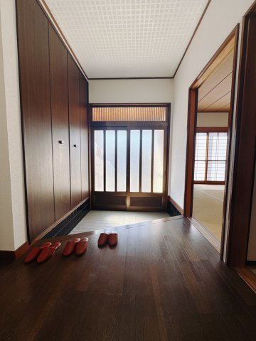 ■玄関｜毎日の「いってらっしゃい」や「お帰りなさい」を大切なご家族と過ごす玄関は〈使いやすさ〉を追求しております。玄関横の物入は急な来客時でもさっとお片付けできるスペースを確保しています。