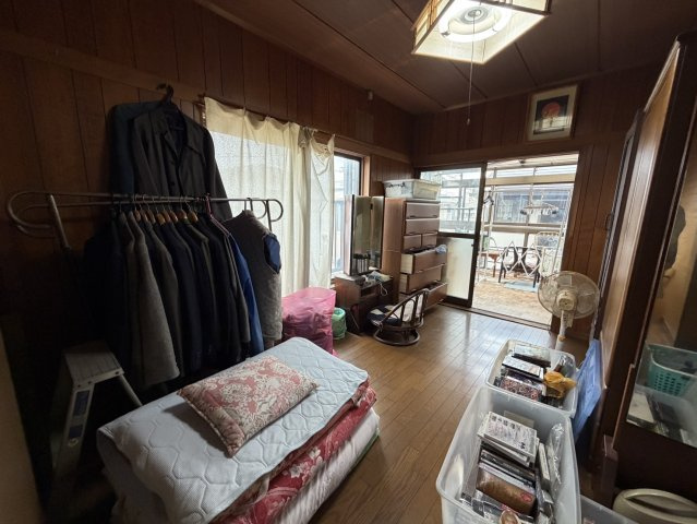 落ち着いた色調の洋室です