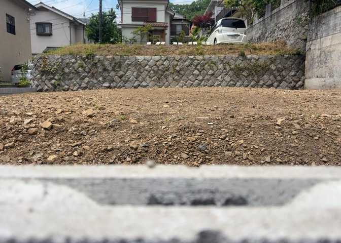 土地の前の道路に消火栓が設置されていることがあります。この場合、道路交通法第45条第1項により、駐車禁止の場所が指定されています。そのため、車庫などの駐車スペースをつくることができない場合があります。