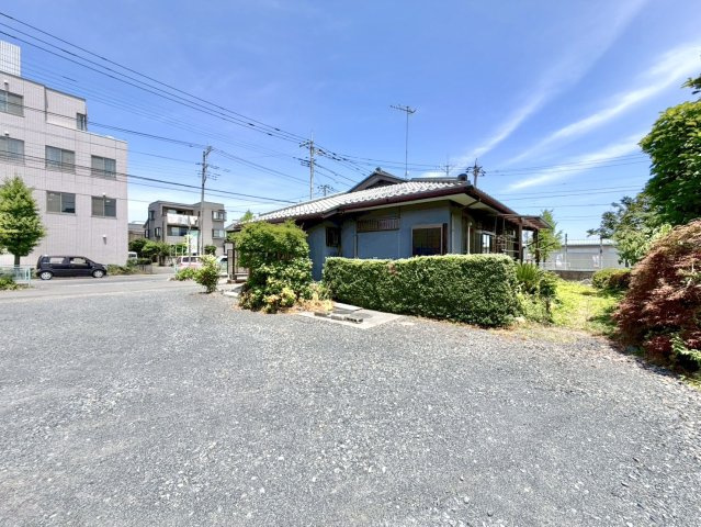 ■外観｜すべての空間が地面に近い平屋は、屋外に出やすく、窓から外の景色や緑を取り込めば自然を身近に感じられる住まいです。芝生を植えると、さらに屋外で過ごす時間を楽しめます♪