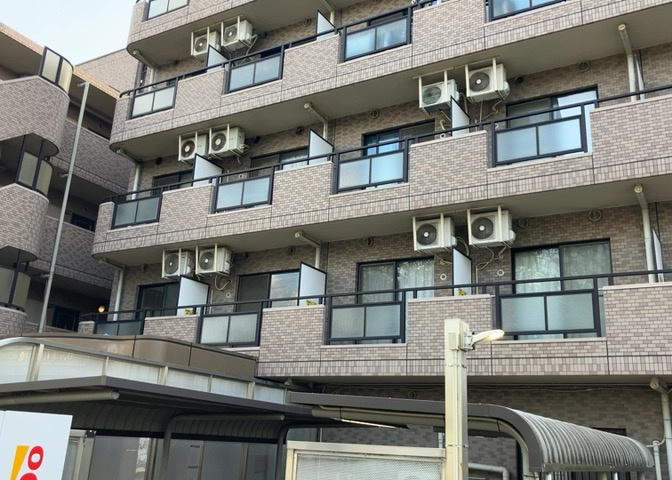 物件によっては、入居者が個人的に使用できる専用庭がついているものもあります。また、住宅の中にある土間の部分を庭と呼ぶこともあります。庭の用途は住む人によって変わり、それによってデザインもさまざまです。