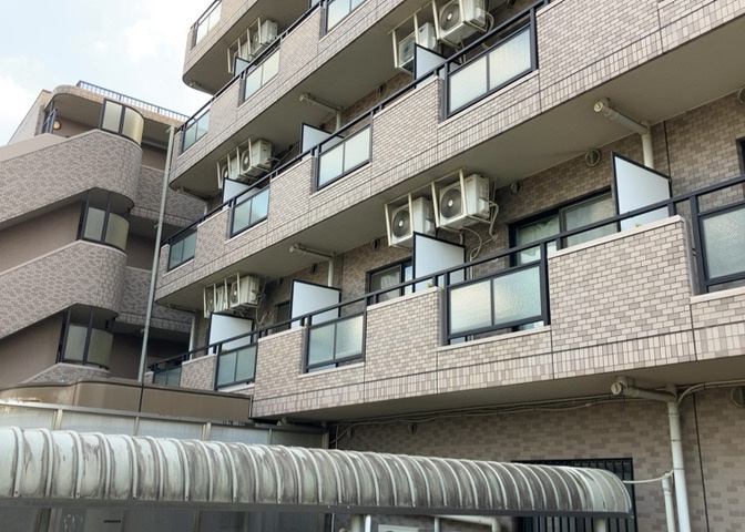 中庭（パティオ）とは、一つの建築物の内部に設けられた、壁などで囲われている庭のことを指します。コの字型、ロの字型が主流ですが、L字型の中庭もあります。最近では、インテリア性の高さからも人気があります。