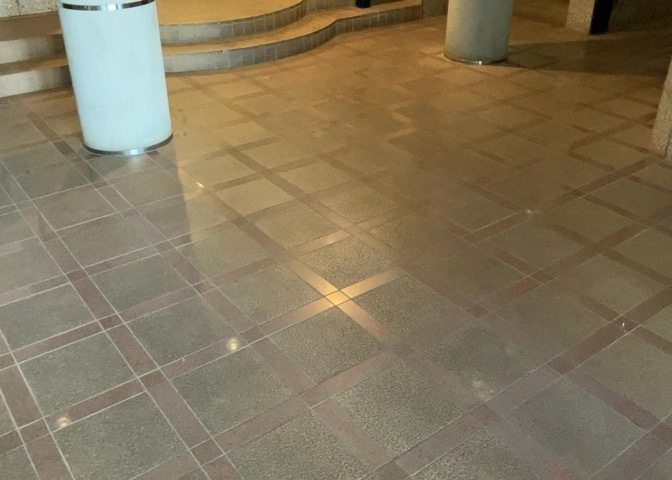 マンションのエントランスには、もともと風よけや防犯の役割がありますが、マンションによって宅配ボックスなどの設備が備わっている所もあります。日々の生活をイメージしながら生活しやすさをチェックしましょう。