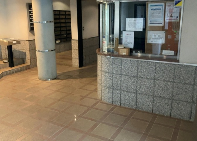 受付はマンションコンシェルジュがいる場合もあれば、管理人が滞在する小部屋を総称して呼ぶことがあります。主にエントランスに設置されていることから、防犯面でも期待ができます。防犯設備がない場合はより安心！