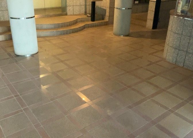 共用部分は、一棟の建物に住む区分所有者全員が共同で所有するとし、共用部分の管理、補修などは、区分所有者で形成される管理組合が行います。個人の判断で勝手に変更することはできませんので覚えておきましょう。