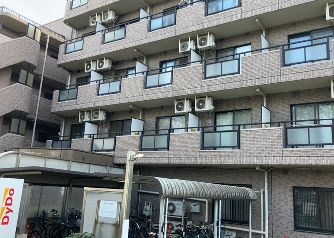 眺望の良さを楽しめるダイニングキッチンで家族団らんの時間を過ごしてはいかがでしょうか。バルコニーから見える景色を家族で眺める時間は、時間が経つのを忘れてしまいそうですね。是非、現地を見に行きましょう！