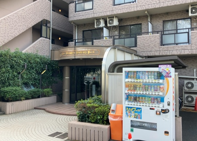 道幅が広い場所は日当たりや風通が良好です。幅が広いのですれ違いも可能ですし大きな車でも駐車可能！一方で、大型車が通ることも多くなるため交通量の増加により騒音に繋がります。また土地の値段が高くなります。