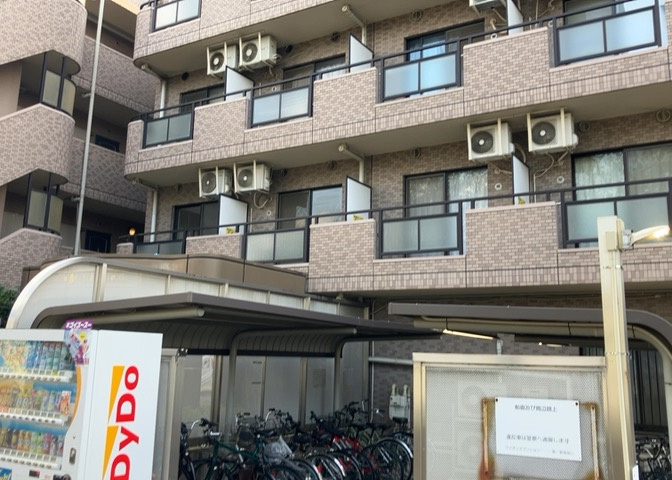 ＲＣ造、Reinforced　Concreteは直訳すると補強されたコンクリートです。主に柱や梁・床・壁が鉄筋とコンクリートで構成おり、鉄筋を組んだ型枠にコンクリートを流し込んで固めたものを指します。