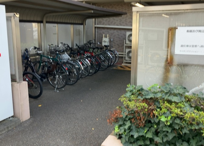 車一台あたりに必要なスペースは、標準サイズの普通自動車で横幅2m50cm、長さ5mは必要になります。ただし、乗降のことも考慮して横幅3m30cm、長さ5m50cmほどは確保できるところを選びましょう。
