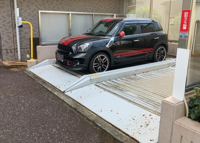 駐車場と明記されていても、最小スペースでつくられた駐車場だと大型車は駐車できなかったり、出入りしにくくなったりする可能性があります。お車のサイズと購入したい物件の駐車場のサイズを現地で確認しましょう。