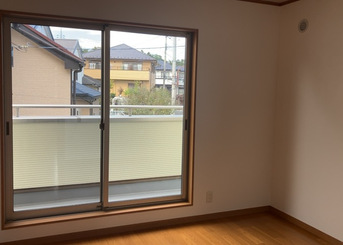 洋室のメリットは重い家具が置きやすく、身の回りが整理しやすいことです。　床がフローリングのため畳とは異なり凹みにくいです。　クローゼットなど収納が豊富で、普段使わない旅行カバンや服の整頓も簡単にです。