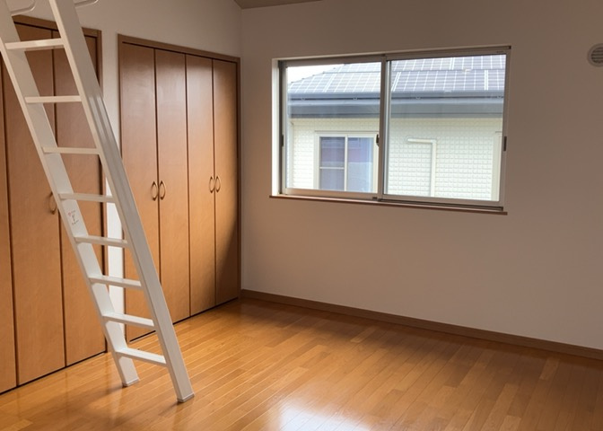 寝室でゆっくりと過ごすためにはベッド周りの適度な空間を担保することや窓の位置、照明の明るさ、寝室の広さなどを考える必要があります。自身や家族の構成とライフスタイルに併せて寝室にする部屋を選びましょう！
