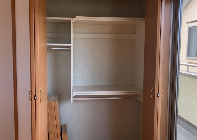 デザイン性を重視しすぎて収納が少なかった！なんてことにならないため、事前に現地で収納の数を確認しておくことをお勧めします。クローゼット以外にも床下収納や屋根裏収納、パントリーなどもチェックしましょう。