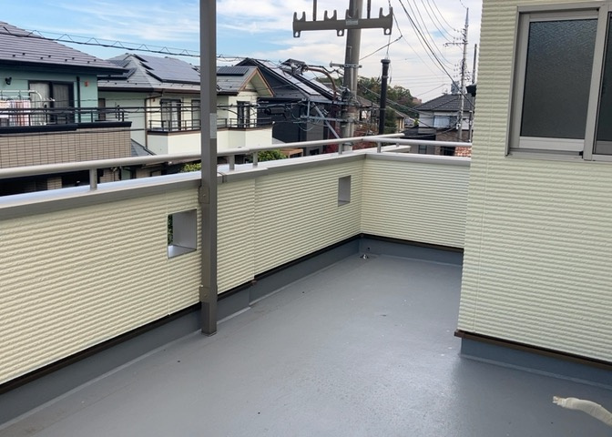 バルコニーは、室外の専用スペースのうち、「屋根がなく開放された空間」であるものを指します。ベランダより広いタイプのものが多く、日当たりもよいため家庭菜園などを楽しみたい人にとって適した環境となります。