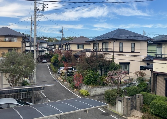 眺望を気にして物件を探す場合、前面に建物が建っていないか現地で確認しましょう！前面に建物があると景色はもちろん、日当たりや風通しにも影響が出てきます。住んだ時のことを想像しながら現地見学をしましょう。