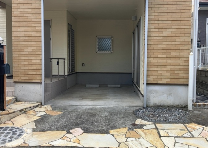 駐車場と明記されていても、最小スペースでつくられた駐車場だと大型車は駐車できなかったり、出入りしにくくなったりする可能性があります。お車のサイズと購入したい物件の駐車場のサイズを現地で確認しましょう。