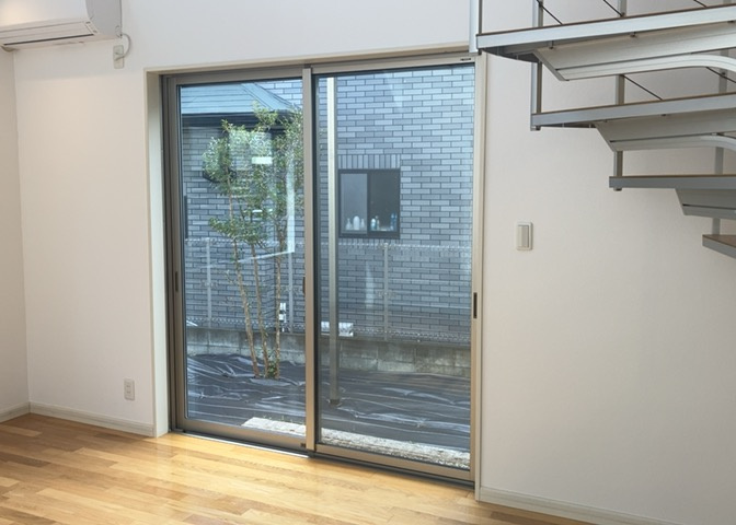 サッシは、ガラス窓に使用される金属製の窓枠です。一般的に住宅建築では、金属製建具工事の段階でガラス類・玄関などと同時に設置されます。種類や構造により断熱性能や遮音性能が異なるので現地でご確認ください。