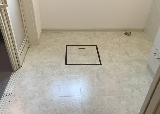 多くの戸建て住宅で見かける洗面脱衣所は、洗面台と洗濯機が2畳ほどのスペースに並べられていて、洗面所が脱衣所を兼ね備えている間取りが一般的です。お客様が利用することもある、パブリックな空間でもあります。