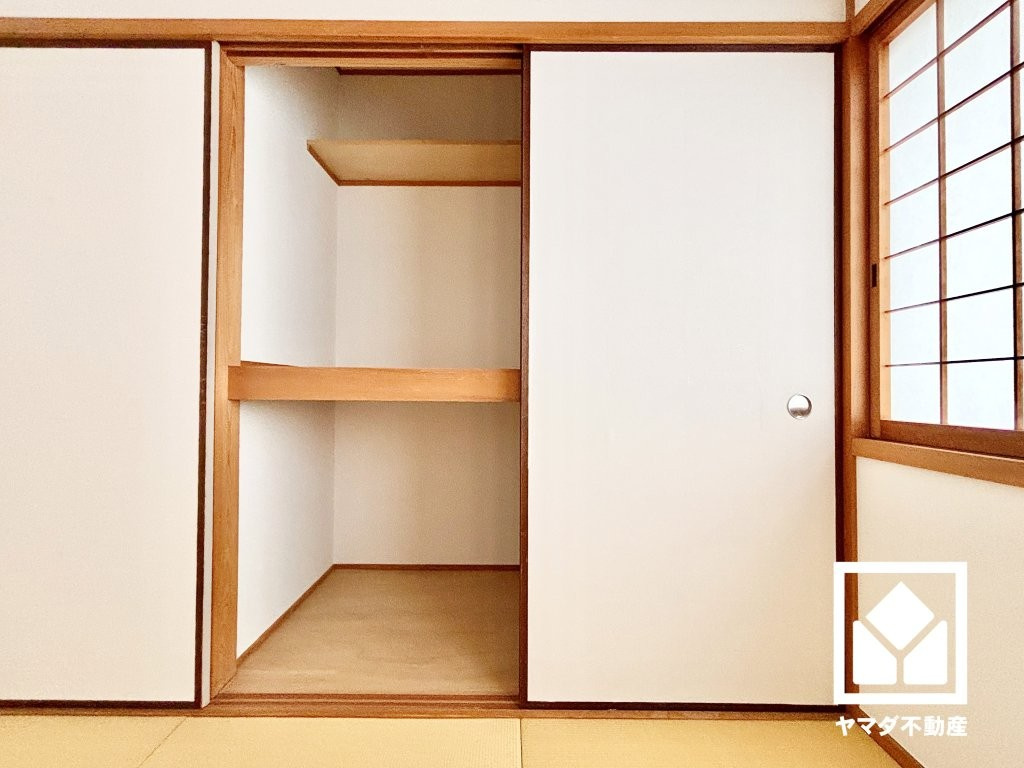 大きな押入れなので整理整頓しやすいです。お客様用の座布団や寝具、季節の衣類などもすっきり片付きます。