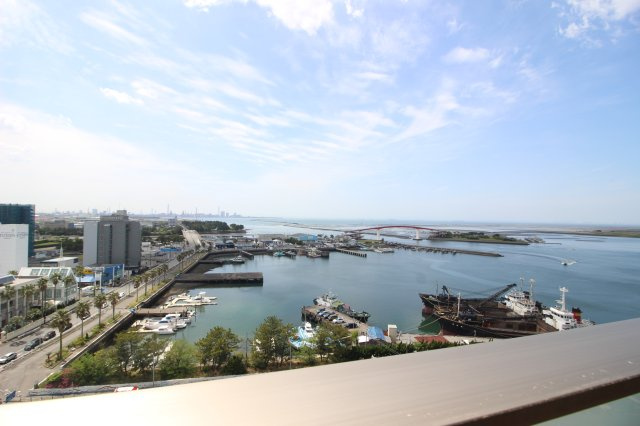 最上階からの景色。バルコニーからは東京湾（海）を一望できます。天気が良いと富士山も見る事ができます。