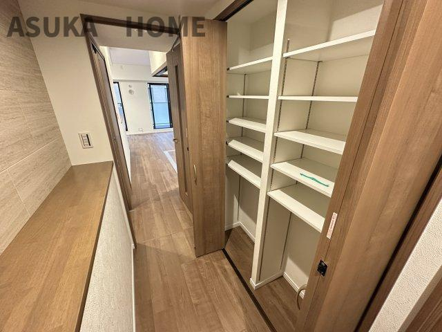 廊下収納です。ストック品やお掃除道具の収納に便利ですよ。稼働棚なので使いやすさも◎