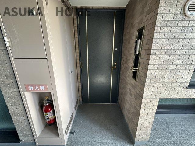 アルコープ付きの玄関です。プライベート性が高く扉が廊下に飛び出ないので安全性も◎