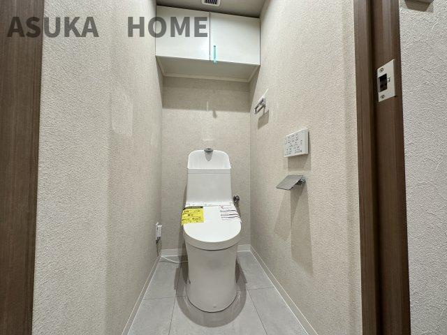 温水洗浄便座のトイレ設備です！トイレ上部にはあると便利な吊戸棚を設置！