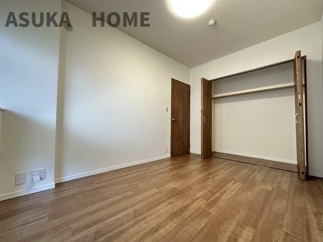 開き戸の居室は主寝室や子ども部屋、書斎など、ライフスタイルに合わせて柔軟にお使いいただけます。