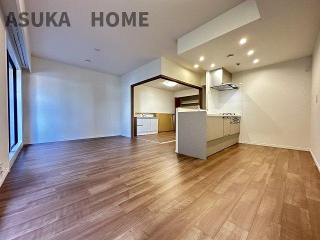 LDKと隣接した洋室は、リビングを広く使う事もできるので汎用性が高いリビングになってます。