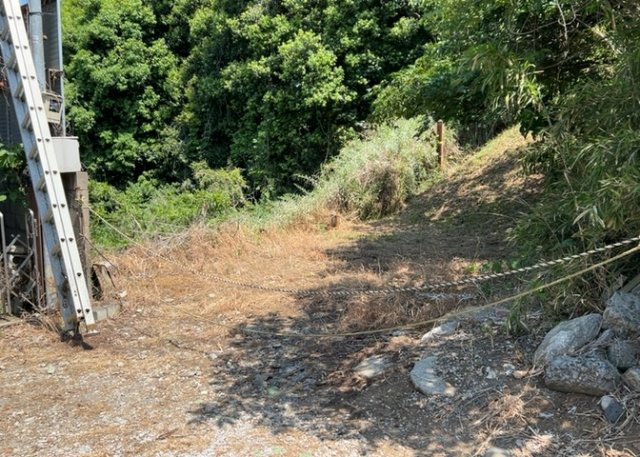 土地の前の道路に消火栓が設置されていることがあります。この場合、道路交通法第45条第1項により、駐車禁止の場所が指定されています。そのため、車庫などの駐車スペースをつくることができない場合があります。