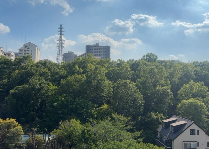 眺望の良さを楽しめるダイニングキッチンで家族団らんの時間を過ごしてはいかがでしょうか。バルコニーから見える景色を家族で眺める時間は、時間が経つのを忘れてしまいそうですね。是非、現地を見に行きましょう！