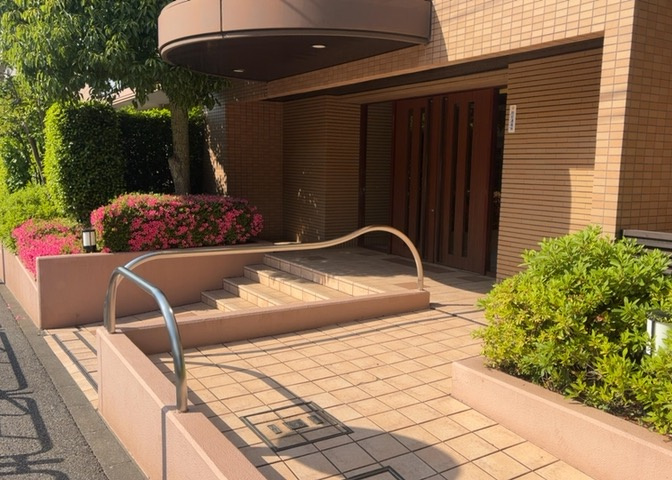 マンションのエントランスには、もともと風よけや防犯の役割がありますが、マンションによって宅配ボックスなどの設備が備わっている所もあります。日々の生活をイメージしながら生活しやすさをチェックしましょう。