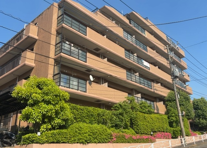 外観はマンション管理がされているかの目安になります。築年数が古いと、壁面は劣化してひび割れが生じることも！建物が古びていても細かいところが修繕されていると、きちんと管理されているなぁと感じるでしょう。