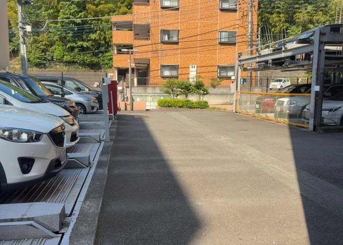 駐車場と明記されていても、最小スペースでつくられた駐車場だと大型車は駐車できなかったり、出入りしにくくなったりする可能性があります。お車のサイズと購入したい物件の駐車場のサイズを現地で確認しましょう。