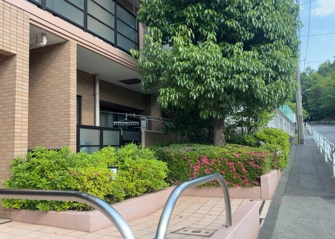 物件によっては、入居者が個人的に使用できる専用庭がついているものもあります。また、住宅の中にある土間の部分を庭と呼ぶこともあります。庭の用途は住む人によって変わり、それによってデザインもさまざまです。