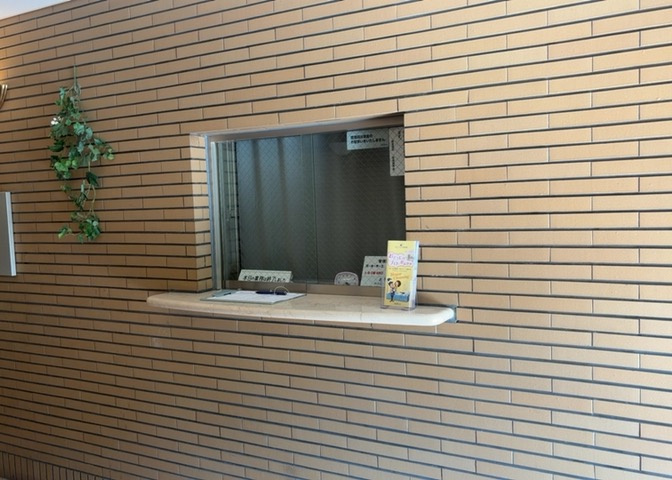 受付はマンションコンシェルジュがいる場合もあれば、管理人が滞在する小部屋を総称して呼ぶことがあります。主にエントランスに設置されていることから、防犯面でも期待ができます。防犯設備がない場合はより安心！