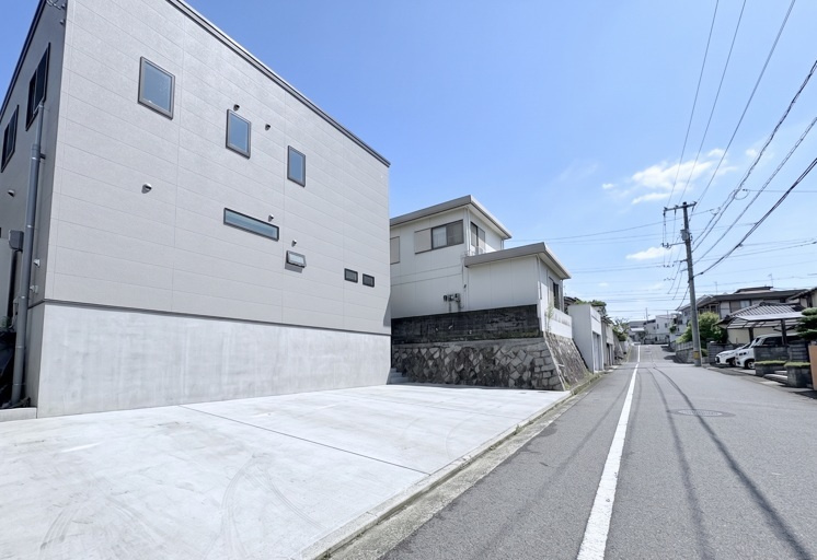 敷地内には並列で4台駐車可能なゆとりある駐車スペースを確保しています。ご家族で複数台所有される方はもちろん、来客時も駐車場所に困りにくいのが魅力です。前面道路は公道で約6.2mとゆとりのある幅員です。