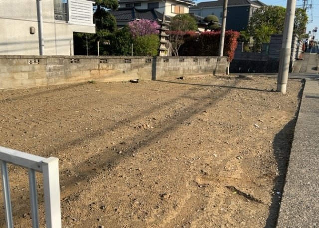 土地の形が極端に長細かったり、狭小地、あるいは道路との高低差がある傾斜地だった場合、後々売ろうとしても買い手がつかない場合もあります。後々、売却することになった時に価値の下がらない土地を選びましょう。