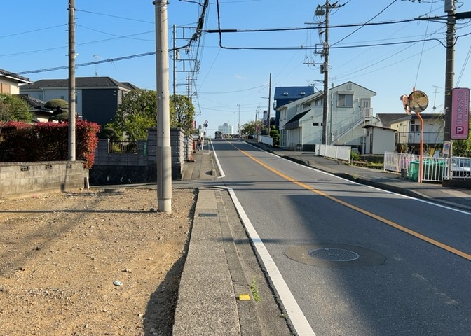 土地の面積＝住宅面積ではありません。建ぺい率の問題などで、土地のある場所によって住宅を建てられる面積は限られています。高さもしかり、「土地」という言葉の中には、建築条件も含まれると考えておきましょう。