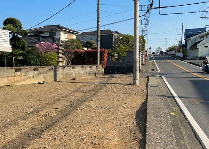 家を建てる場合、方位は要チェックです。現実的に日当たりのよい家ならばリビングは南側、建築基準法でも北側に当たる家への配慮は求められています。土地を見学に行く際は、方位磁針を持って行くようにしましょう。