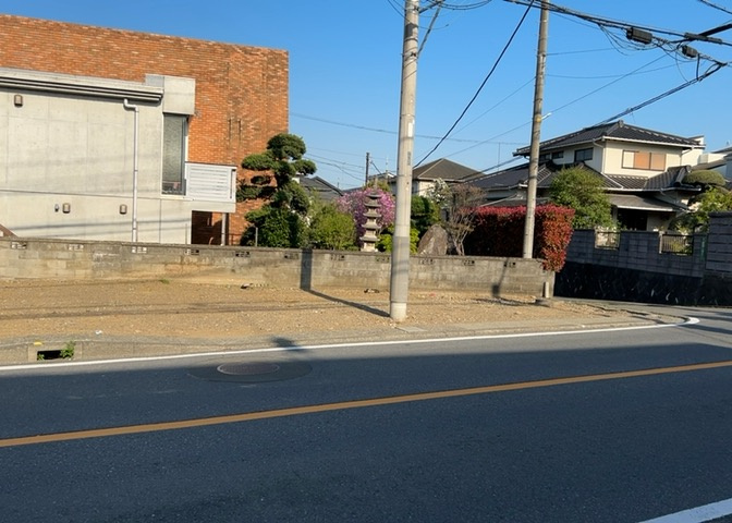 土地の前の道路に消火栓が設置されていることがあります。この場合、道路交通法第45条第1項により、駐車禁止の場所が指定されています。そのため、車庫などの駐車スペースをつくることができない場合があります。