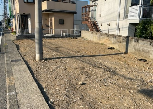 現地に行くなら、物件の周囲の地形がどうなっているかを見ることも大切です。周辺より低くなっている土地では、大雨などで水が集まりやすいため、地盤が弱くなっているということも考えられるため、注意が必要です。
