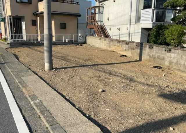 土地購入を検討されている場合、境界杭がない状態で購入してしまうと境界確定測量をする必要があり、費用がかかります。購入の前に、売主、隣土地所有者立ち合いのもと境界を確定し境界杭を設置するのがベストです。
